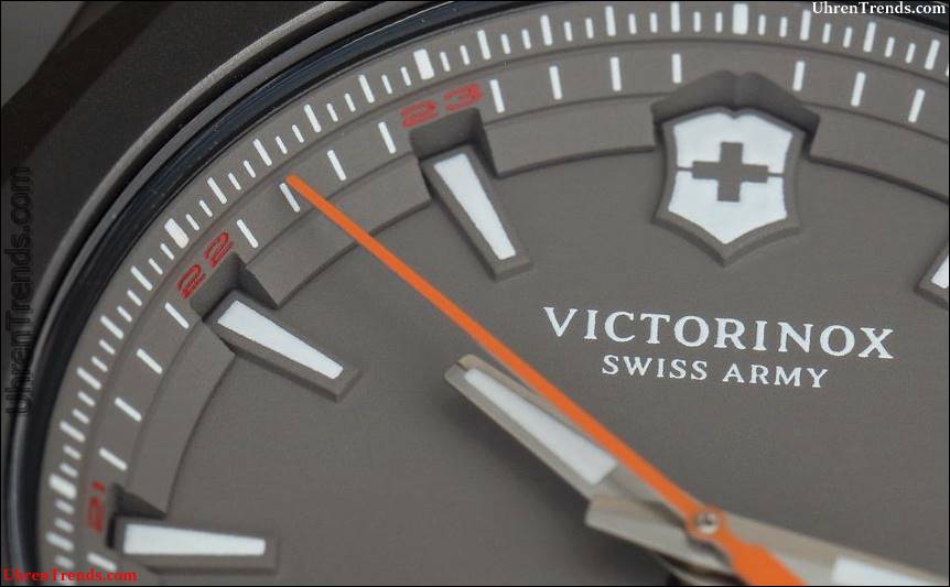 Victorinox Schweizer Armee INOX Titanium Uhr Hands-On  