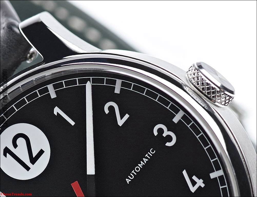 Christopher Ward C9 D-Type-Uhr mit Metall aus einem 1950er Jahre Jaguar Auto gemacht  