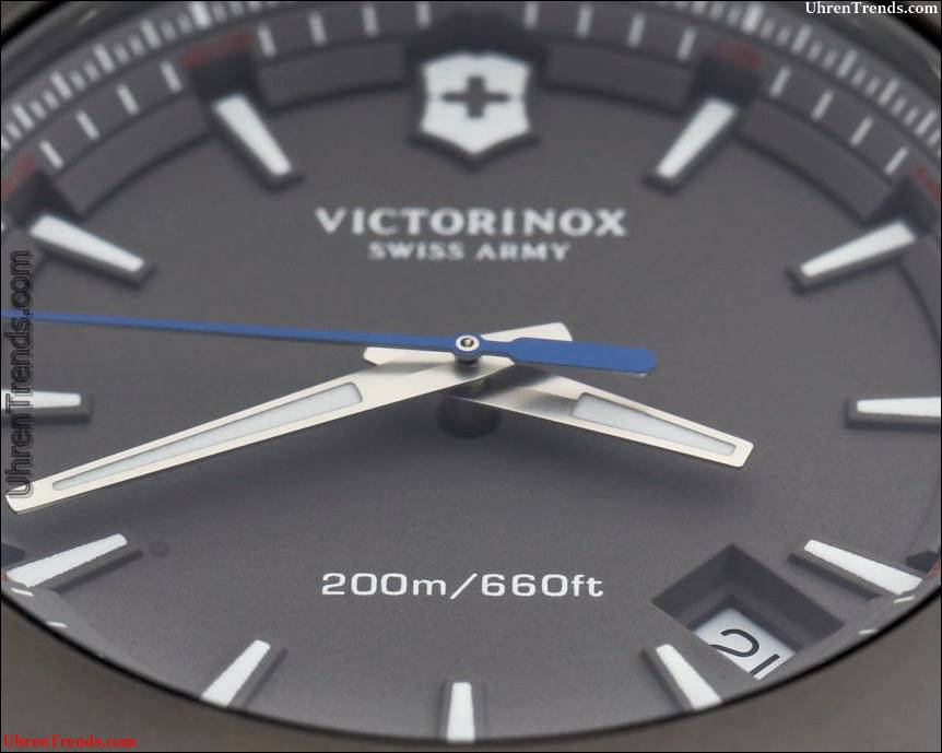 Victorinox Schweizer Armee INOX Titanium Uhr Hands-On  