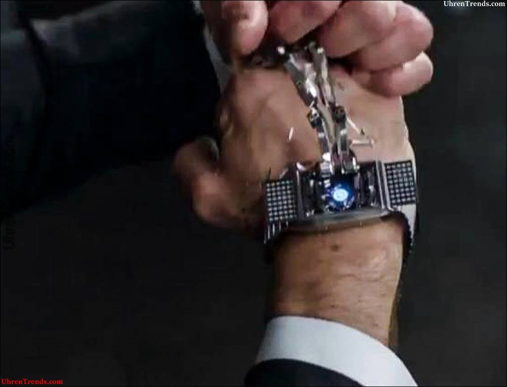 Timepiece Kultur in der Herstellung, während Tony Stark (Iron Man) Smartwatch & traditionelle Uhr im Film "Captain America: Civil War" trägt  