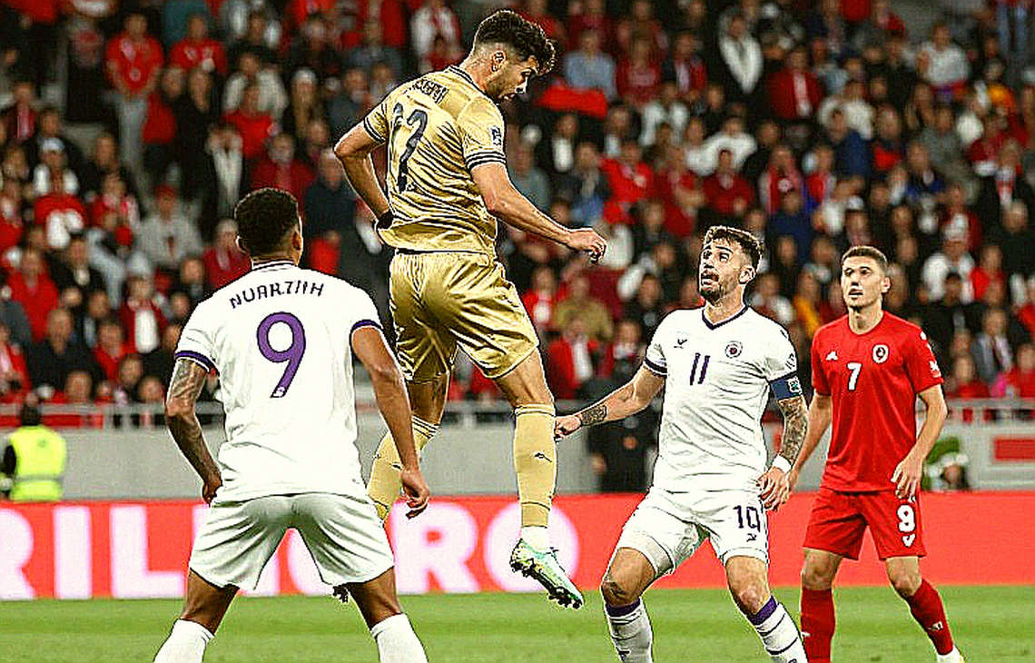 Đường ống học viện V.League và chỗ rò rỉ nằm trên trang giấy